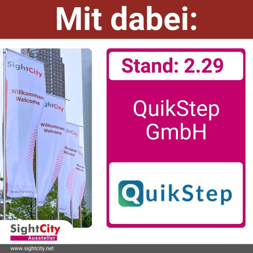 Ein Banner mit der Aufschrift „SightCity“ und „Willkommen Welcome“ ist zu sehen. Darüber steht: „Mit dabei:“ in weißer Schrift auf rotem Hintergrund. Ein weiteres Schild zeigt „QuikStep GmbH“ und „Stand: 2.29“. Darunter ist das Logo von QuikStep zu sehen.